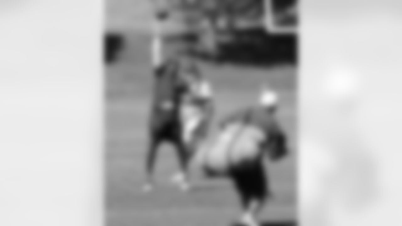 Thomas catches a tipped pass.