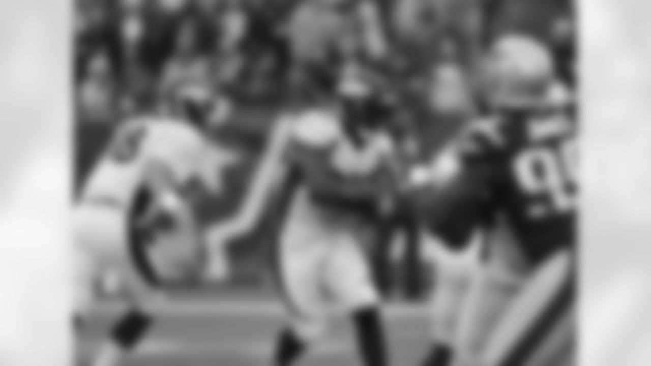 RB Willis McGahee takes a handoff and looks for a running lane against the New England Patriots.