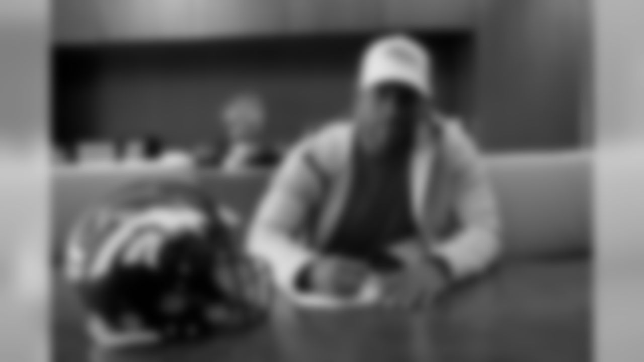 RB David Williams signs his rookie contract.