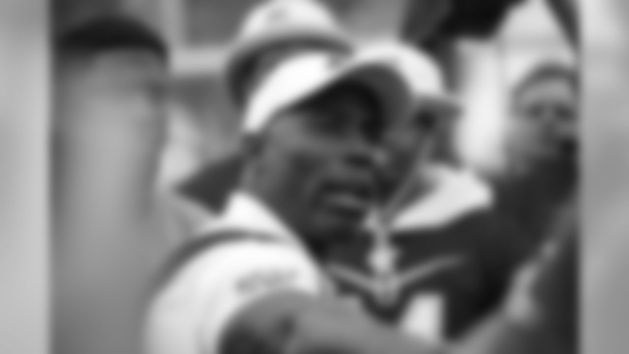Ring of Fame and Pro Football Hall of Fame running back Terrell Davis gives a speech to the team in the huddle at the second day of practice at the 2020 Pro Bowl on January 23, 2020 at the ESPN Wide World of Sports Complex in Orlando, Florida. (Photo by Ben Swanson)