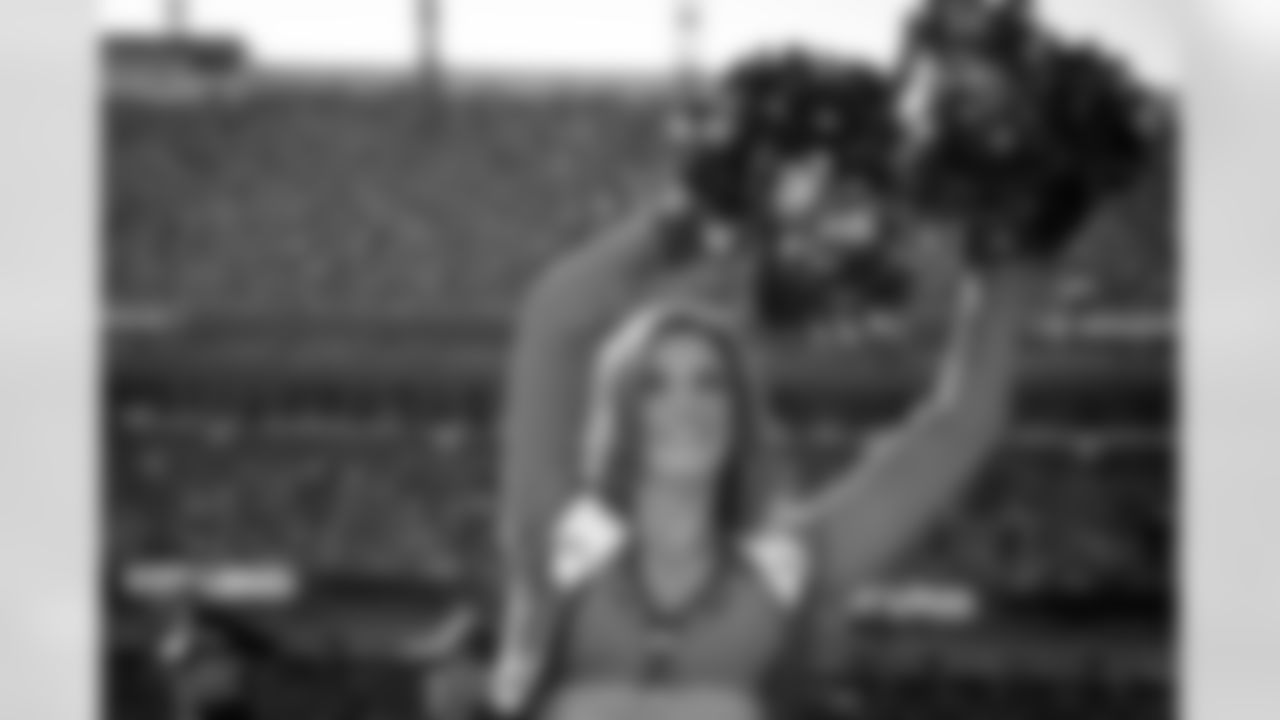 The Denver Broncos Cheerleaders perform during a 2021 Week 3 game against the Jets.