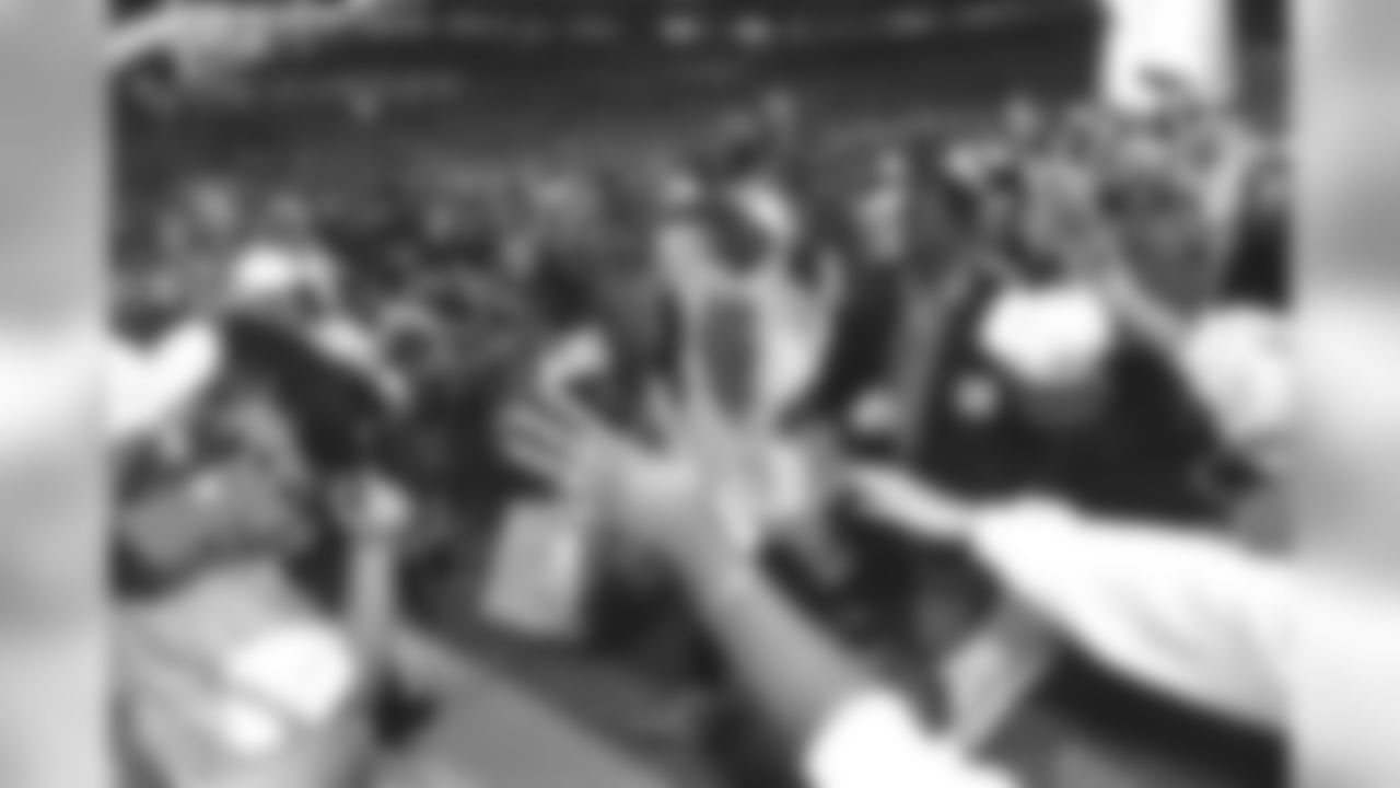 Terrell Davis acknowledges the fans' cheers as he walks off the field after winning Super Bowl XXXIII at Pro Player Stadium in Miami, FL on January 31, 1999.