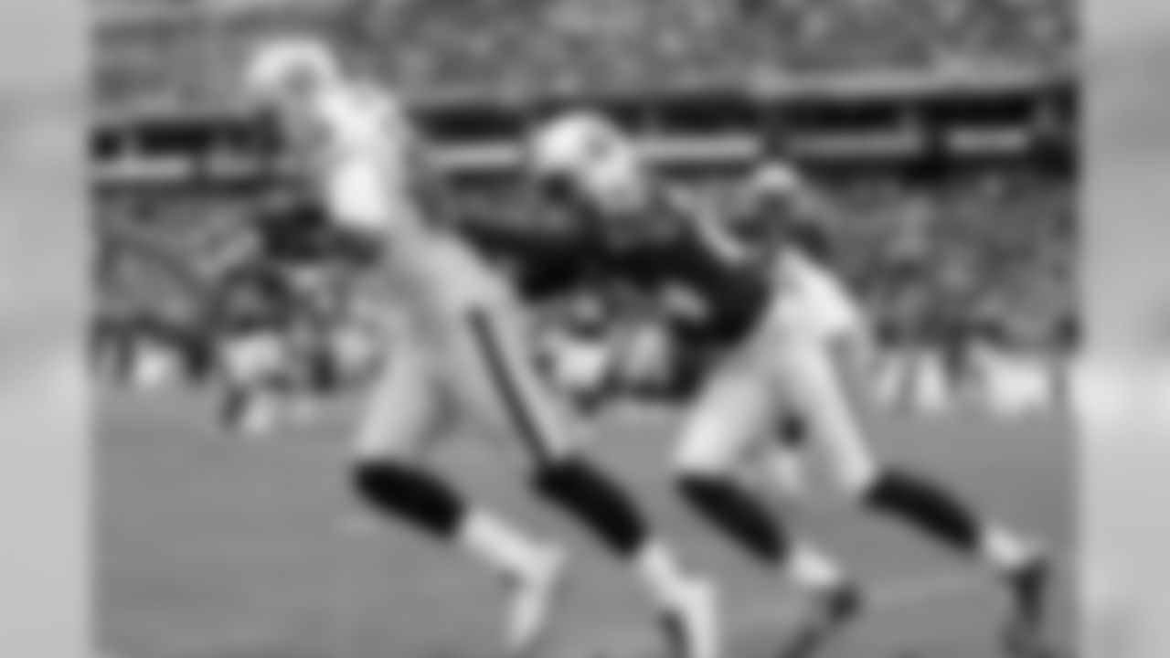 After a couple losses dropped the Raiders into third in the division, Oakland defeated the Titans on the road to inch back closer to .500. QB Derek Carr found WR Michael Crabtree in the first quarter to kick off the Raiders' scoring.