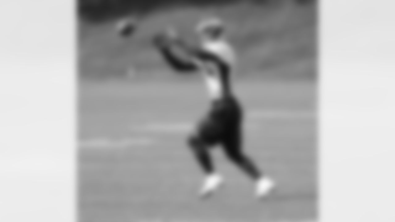 Stokley focuses on making a catch.