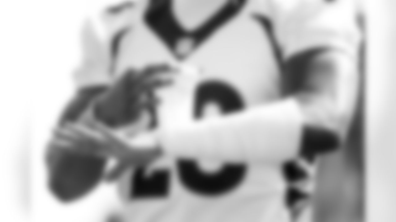 Damarea Crockett tapes his forearm during practice at UCHealth Training Center on September 10, 2021. (Photo by Ben Swanson)