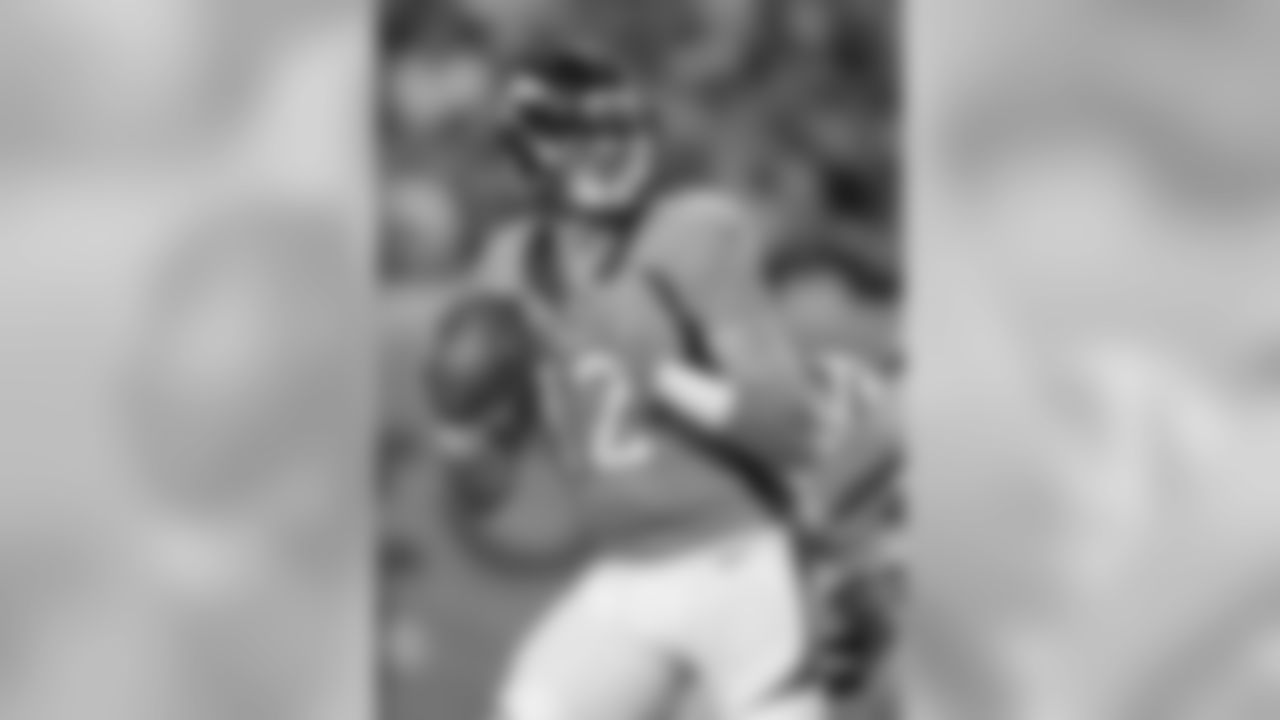 Quarterback Paxton Lynch (12)