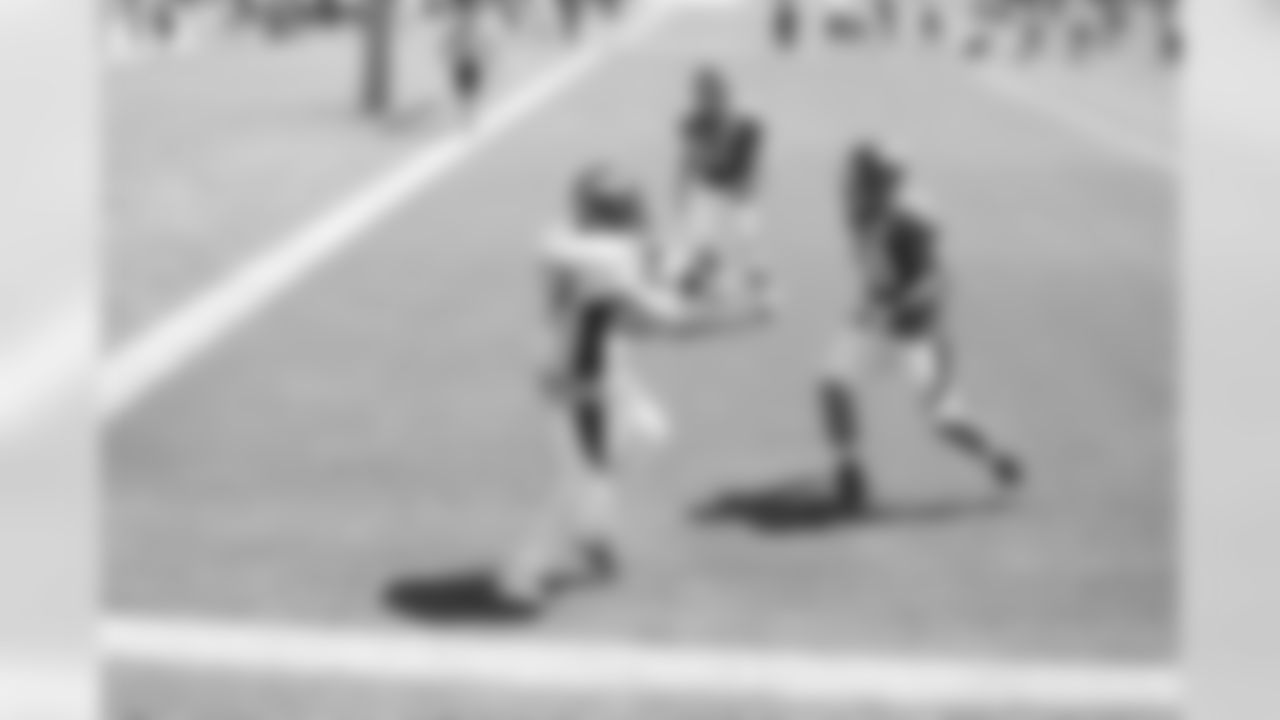 Anderson catches a TD pass.
