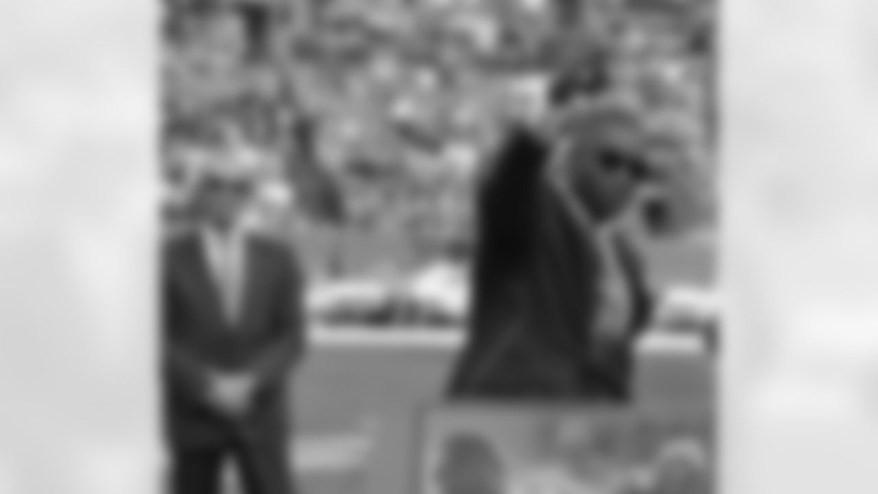 Former WR Rod Smith was inducted in to the Ring of Fame during halftime.