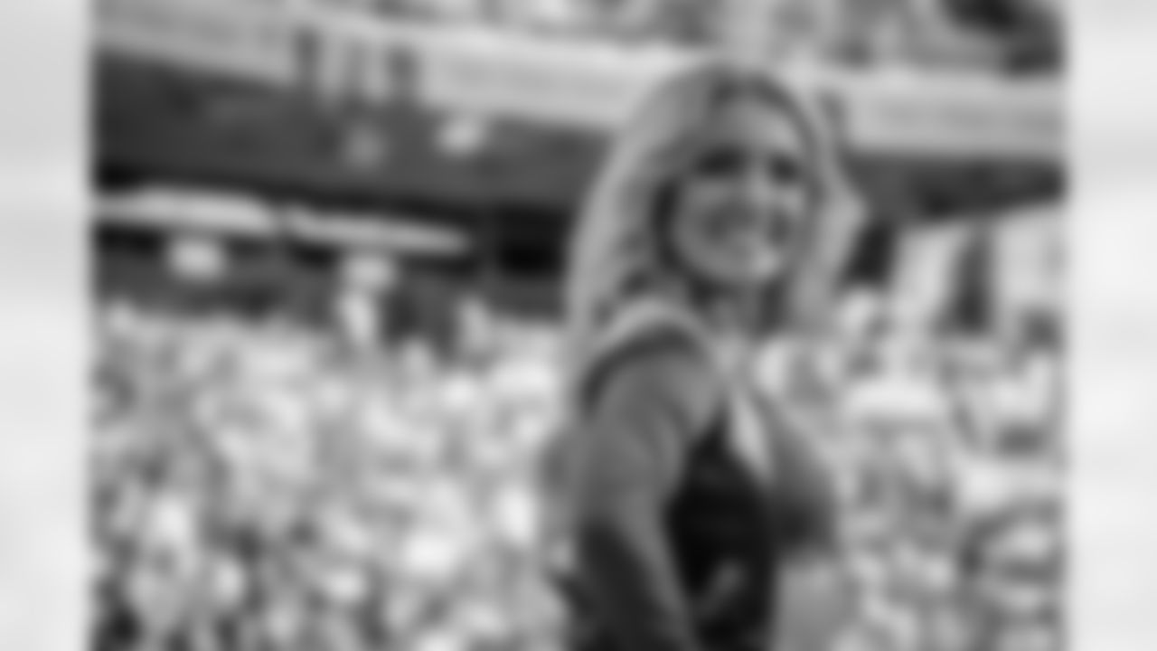 The Denver Broncos Cheerleaders perform during a 2021 Week 3 game against the Jets.