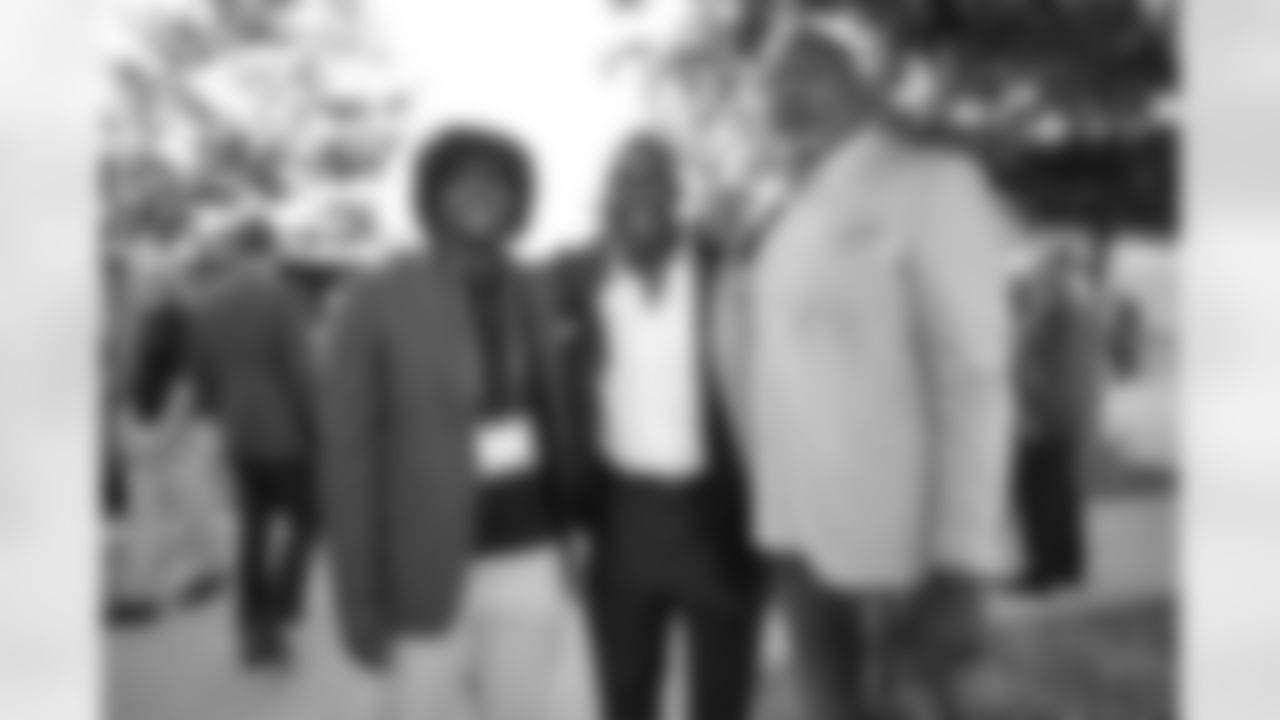 Trevor Pryce, his son and Terrell Davis during the alumni banquet and reunion celebration at Centura Health Training Center in Englewood, Colorado on September 16, 2023. Photo by Ben Swanson / Denver Broncos