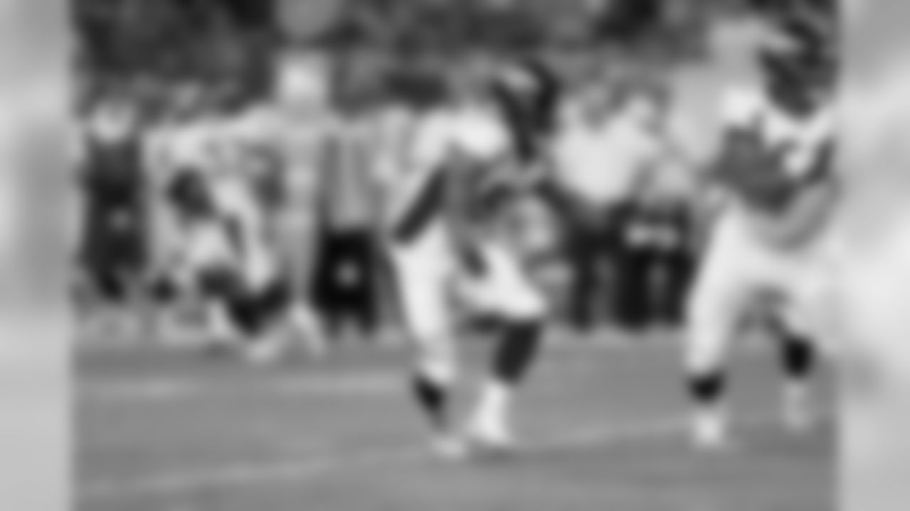 Inside linebacker Corey Nelson (52)