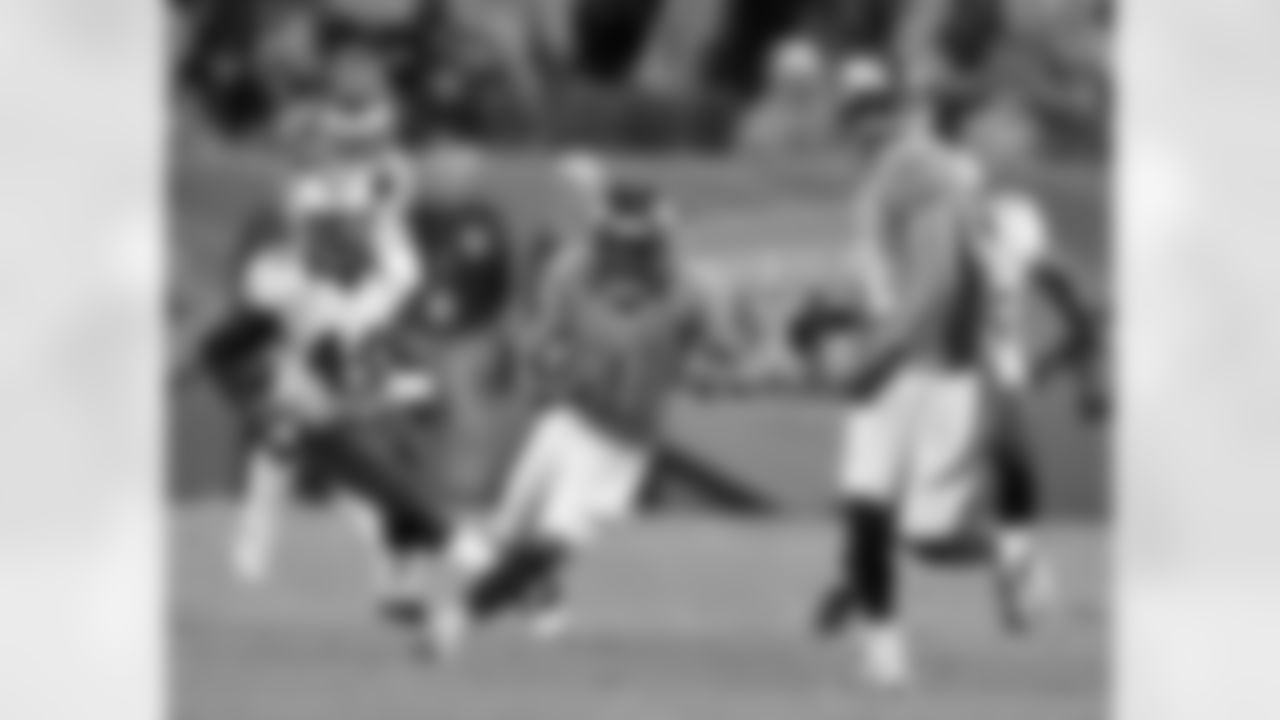 WR Trindon Holliday returns a punt for a Broncos-season-best 21 yards.