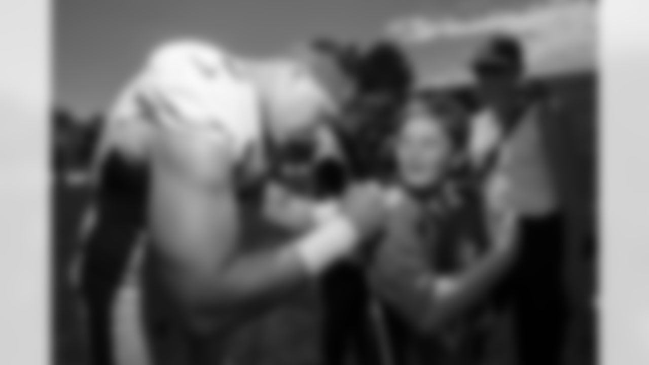 Garett Bolles signs autographs for fans during training camp on Wednesday, August 2, 2023 at Centura Health Training Center in Englewood, Colorado.
Photo by Gabriel Christus / Denver Broncos