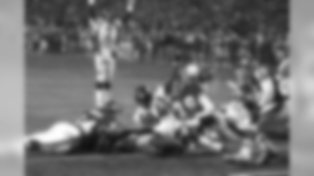 With a little more than 12 minutes to go in the fourth quarter, Terrell Davis took the handoff from John Elway and led by a block by Shannon Sharpe, scored the touchdown that would put the Broncos ahead for good against the Kansas City Chiefs at Arrowhead Stadium in Kansas City on January 4, 1998.