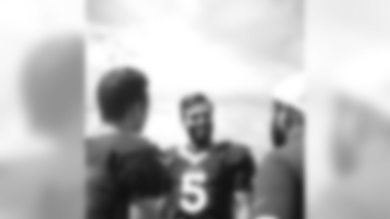 Joe Flacco talks with Kevin Hogan and Quarterbacks Coach T.C. McCartney at a training camp practice on August 17, 2019. (Photo by Ben Swanson)