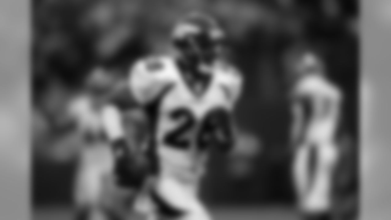 Kenoy Kennedy (2000 NFL Draft - second round, 45th overall) comes up with a fumble recovery against the Raiders.