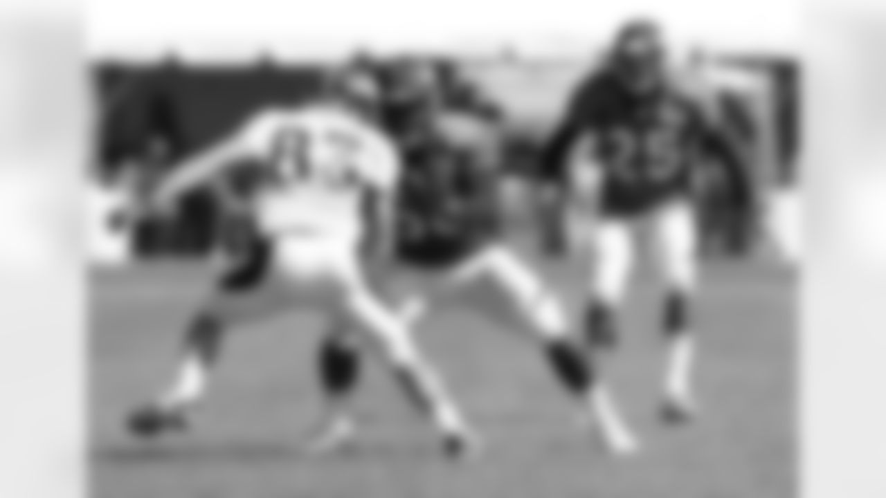Miller covers Welker at the line.