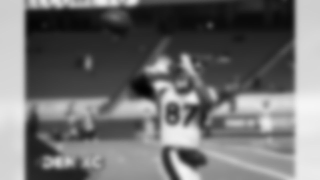 Noah Fant before the Broncos' Week 13 game against the Kansas City Chiefs at Arrowhead Stadium in Kansas City, Missouri. (Photo by Gabriel Christus)