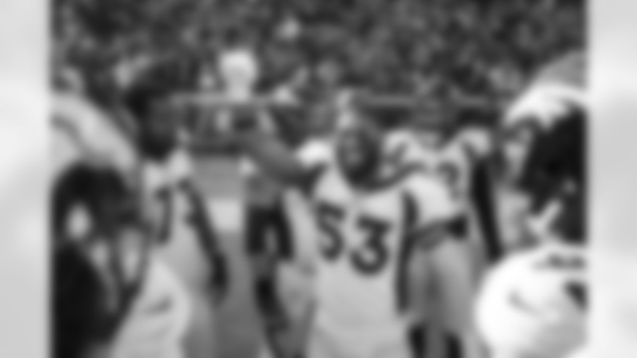 Jonathon Cooper gives a speech to the offensive line and defensive front position groups during pregame warmups before the Broncos' Week 17 game against the Kansas City Chiefs at GEHA Field at Arrowhead Stadium in Kansas City, Missouri on January 1, 2023. Photo by Ben Swanson