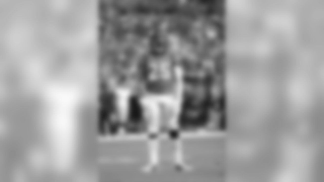 Cornerback Chris Harris Jr. (25)