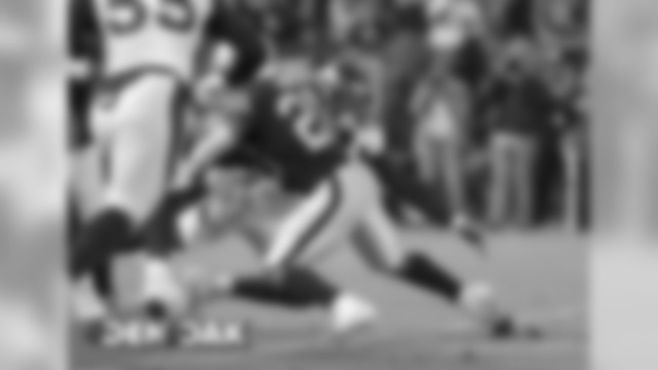 Von Miller during the NFL game against the Oakland Raiders at Oakland-Alameda County Coliseum in Oakland, California, September 09, 2019.
Photo by Ben Hays