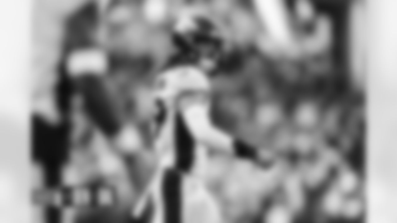 Alex Singleton during the Broncos' Week 13 game against the Baltimore Ravens at M&T Bank Stadium in Baltimore, Maryland on December 4, 2022. (Photo by David Dermer)