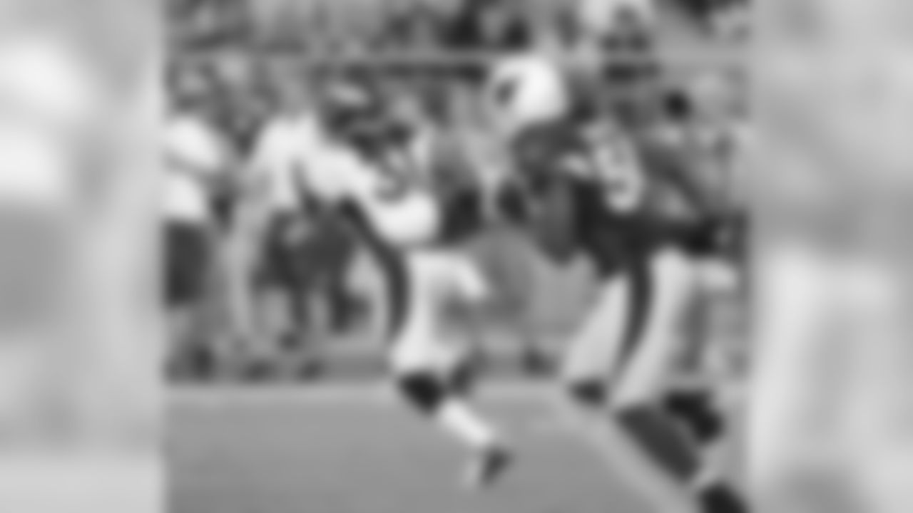 Cornerback Omar Bolden runs away from defenders during a kick return.