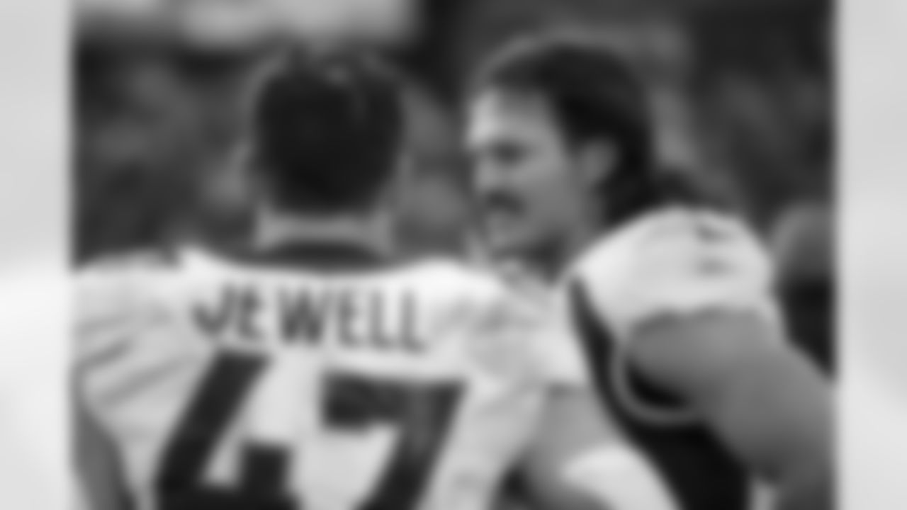 Josey Jewell and Alex Singleton on the sideline during the Broncos' Week 10 game against the Tennessee Titans at Nissan Stadium in Nashville, Tennessee on November 13, 2022. (Photo by Ben Swanson)
