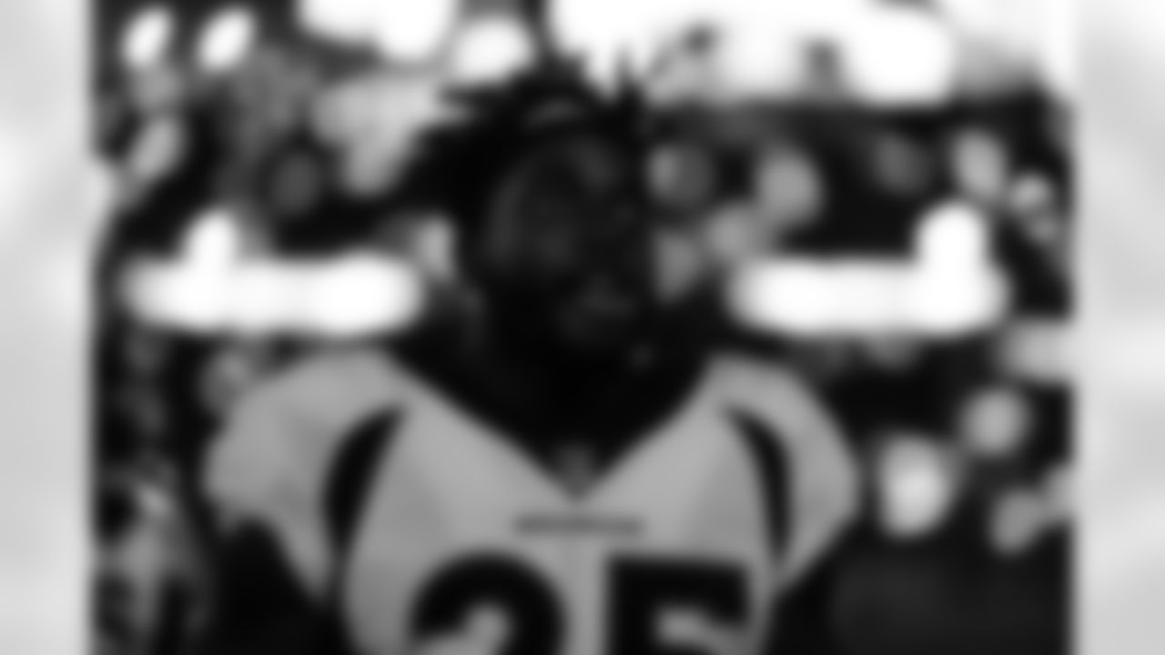 Melvin Gordon III during the Broncos' Week 7 game against the Cleveland Browns at FirstEnergy Stadium in Cleveland, Ohio on October 21, 2021. (Photo by David Dermer)