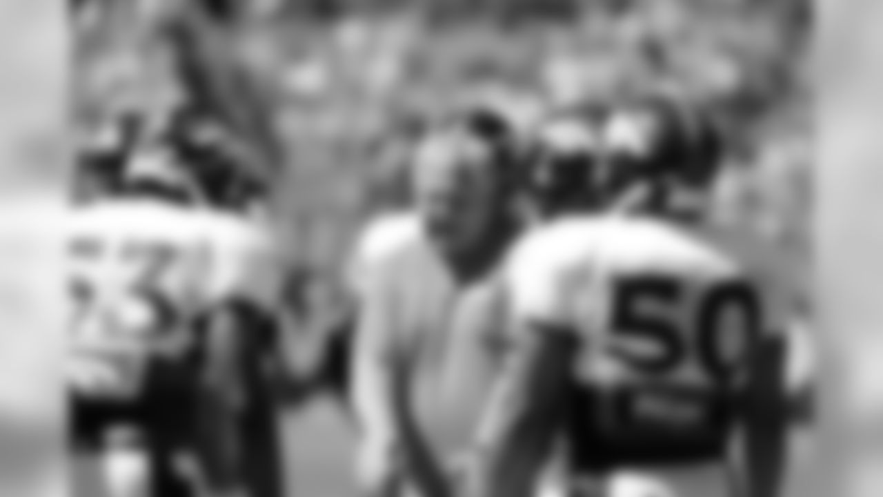 Linebackers Coach Richard Smith