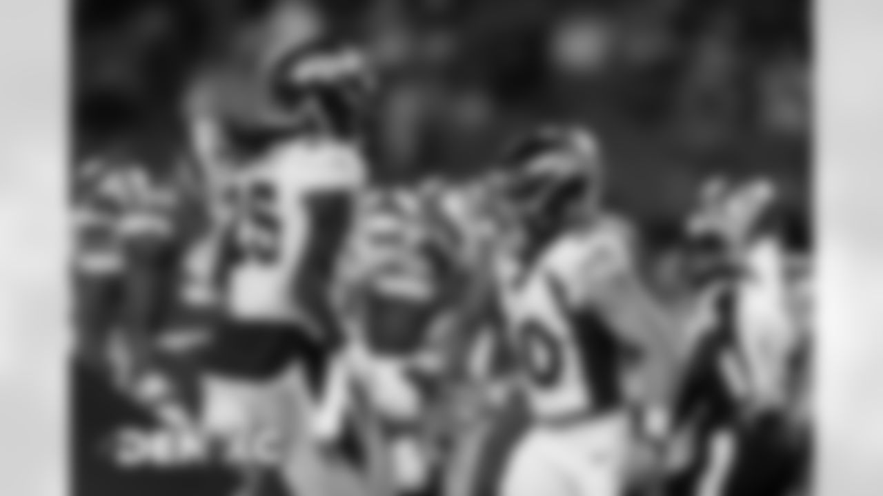 Game action during the first of the Broncos' Week 13 game against the Kansas City Chiefs at Arrowhead Stadium in Kansas City, Missouri. (Photo by Gabriel Christus)