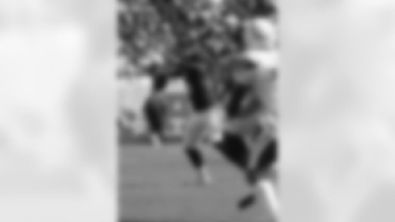 Jay Cutler throws a pass against the Chargers.