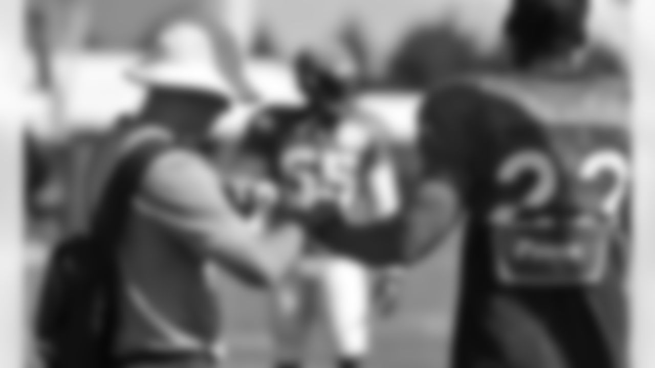 CB Tracy Porter has his finger taped.