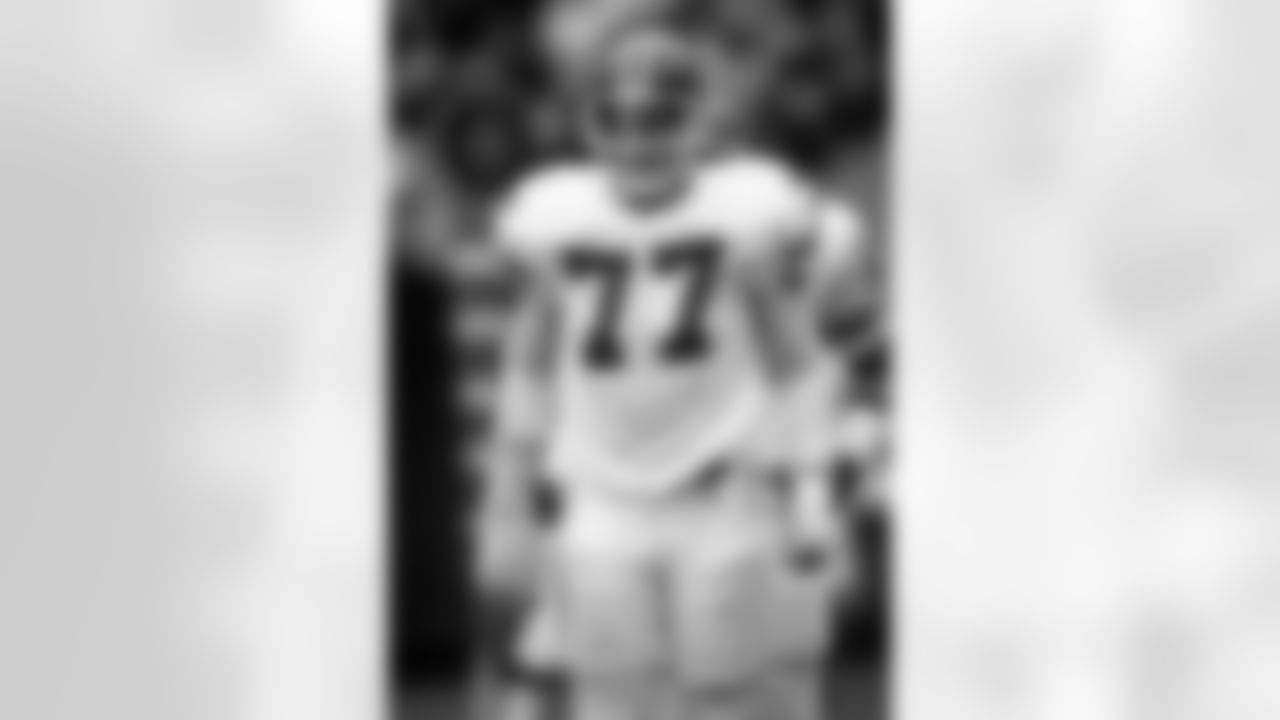 Denver Broncos linebacker Karl Mecklenburg (77) plays with taped hands including an ace bandage wrapped around his right hand during the game against the Pittsburgh Steelers on October 23, 1988 in Pittsburgh, Pennsylvania. The Steelers won the game 39-21. (AP Photo/Paul Spinelli)