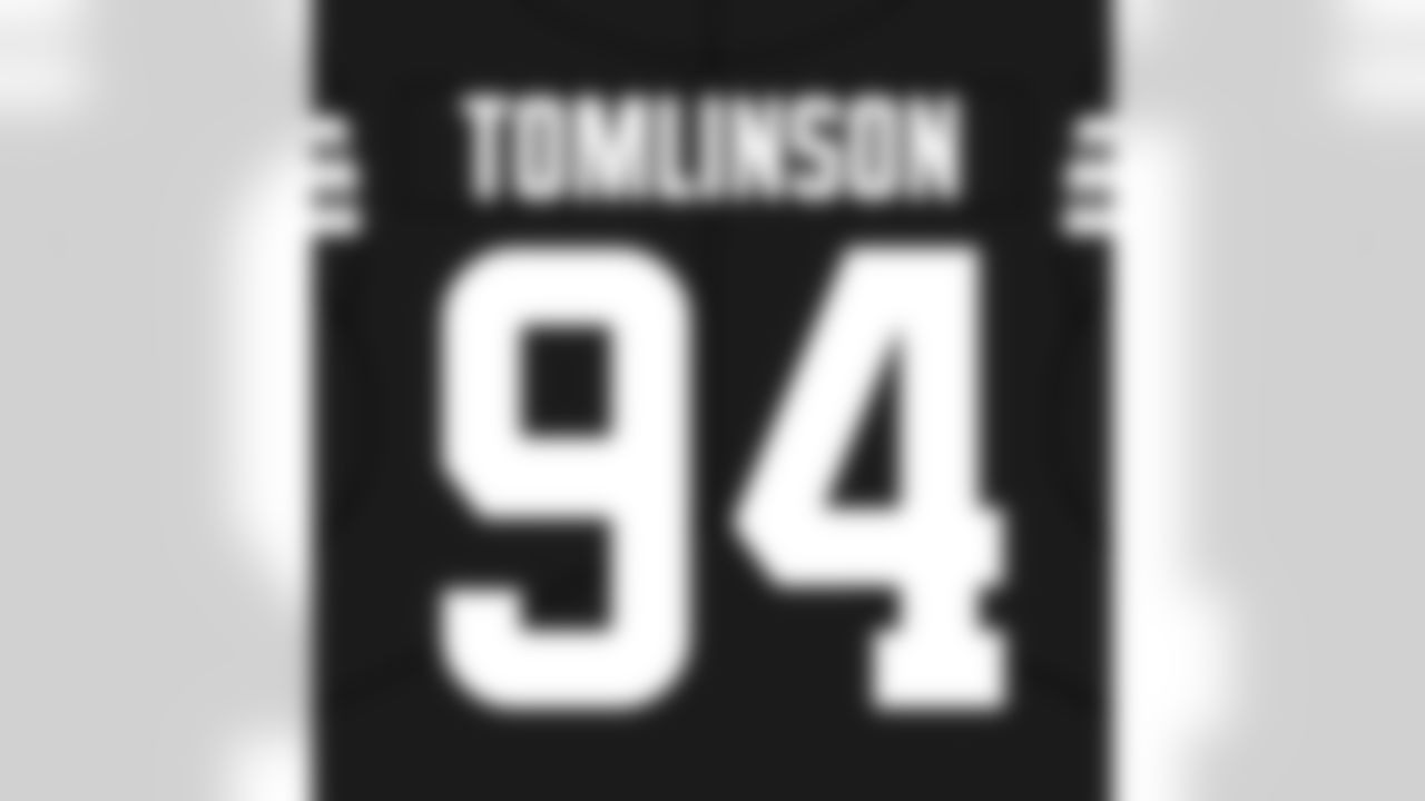 Defensive tackle Dalvin Tomlinson (94)