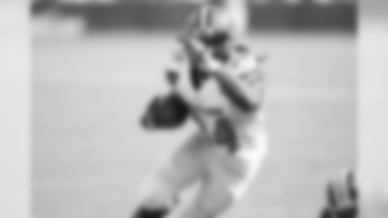 RB Isaiah Crowell runs with the ball.