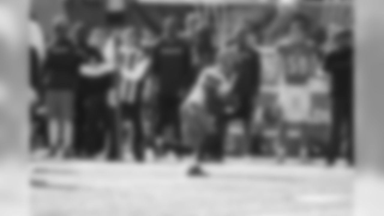 RB Isaiah Crowell runs with the ball.