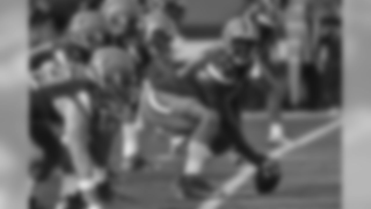 C Cam Erving in action against the Giants.
