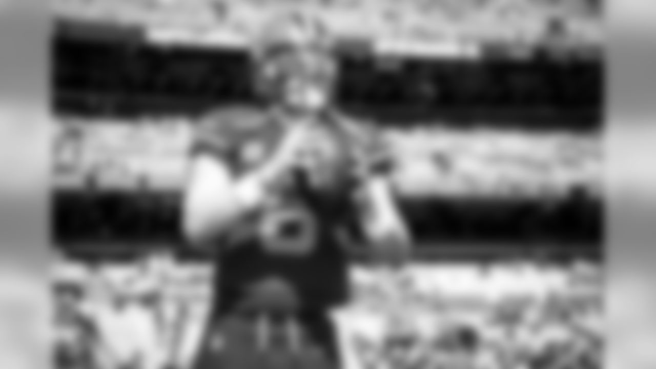 Quarterback Baker Mayfield (6)