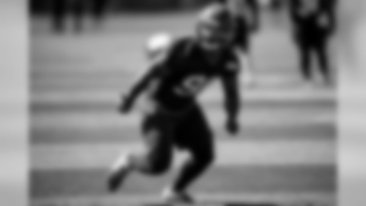 Linebacker Anthony Stubbs (90)