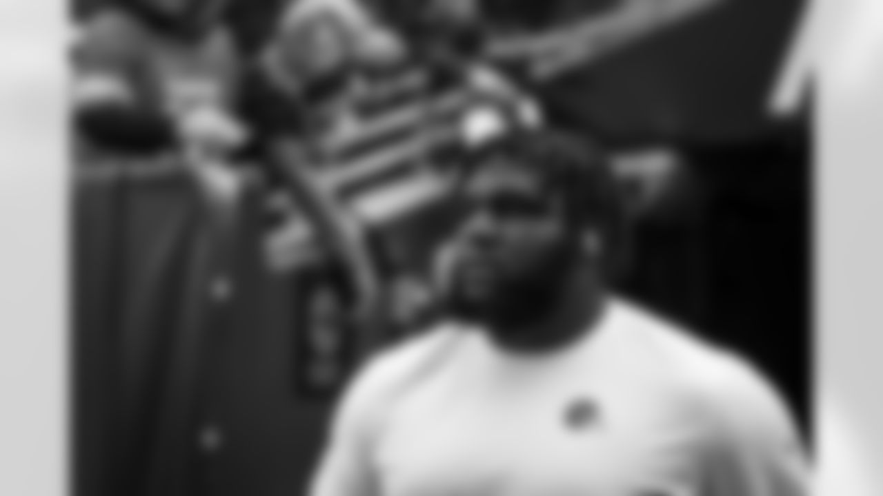 Defensive tackle Dalvin Tomlinson (94) before a NFL football game between the San Francisco 49ers and Cleveland Browns on October 15, 2023 at Cleveland Browns Stadium.