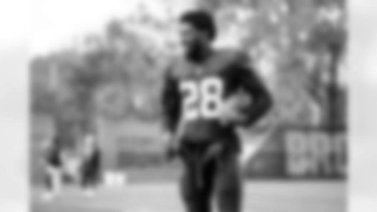 Linebacker Jeremiah Owusu-Koramoah (28) during practice on November 10, 2021.