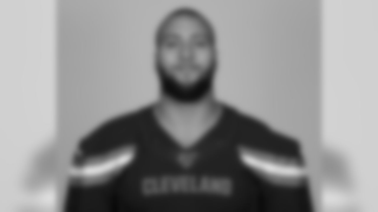 Offensive tackle Brad Seaton (60)