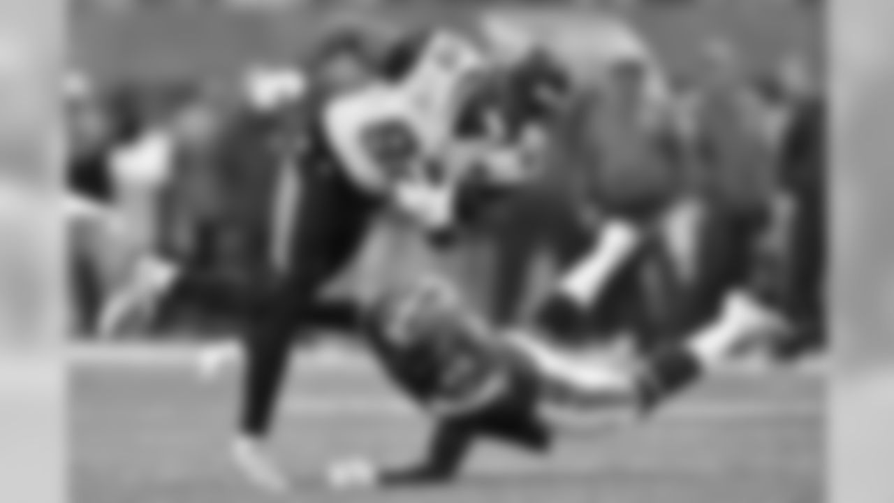 DB Derrick Kindred tackles Jaguars TE Marcedes Lewis.