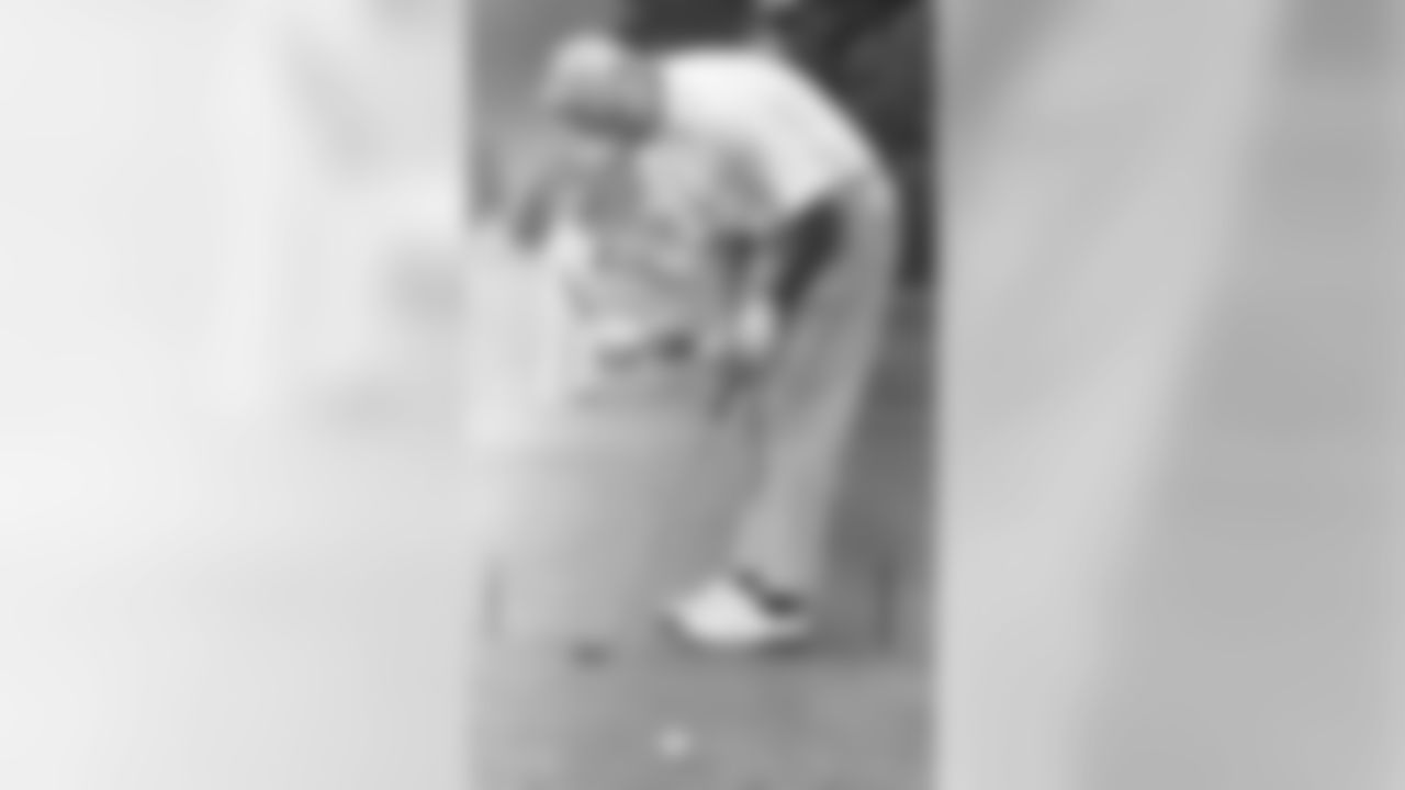 Dante Lavelli putting one in for charity in 1972