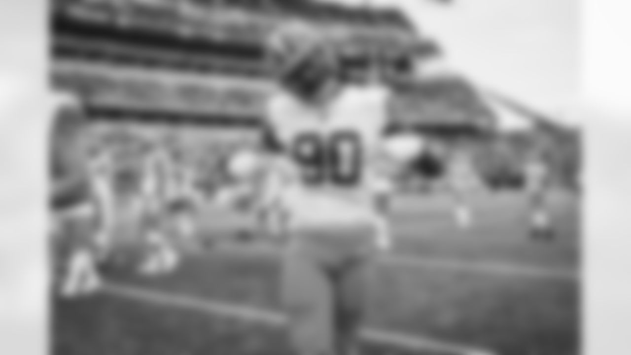 Defensive end Jadeveon Clowney (90) before a NFL football game between the Cleveland Browns and Cincinnati Bengals on December 11, 2022 at Paycor Stadium.