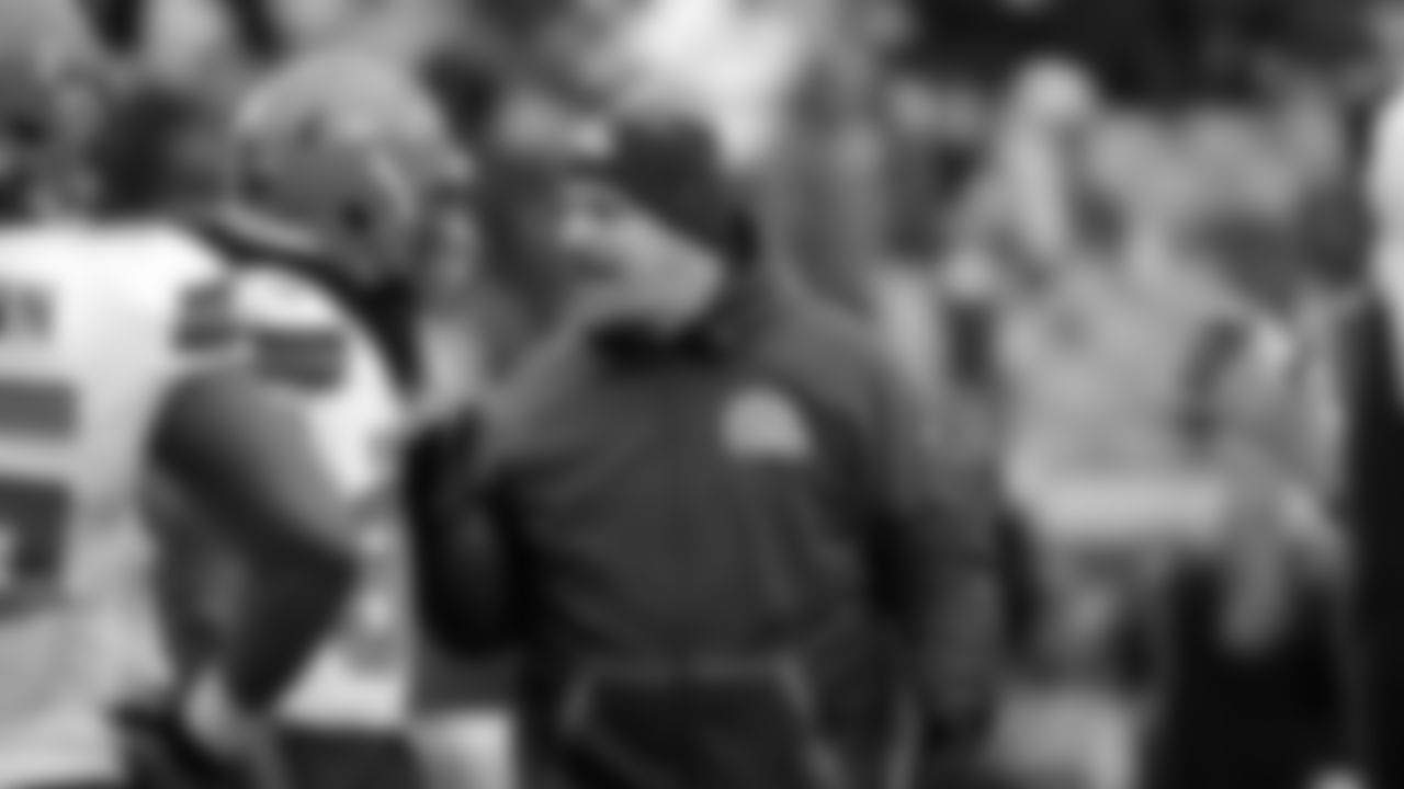 Cleveland Browns head coach Mike Pettine, right, talks to wide receiver Dwayne Bowe