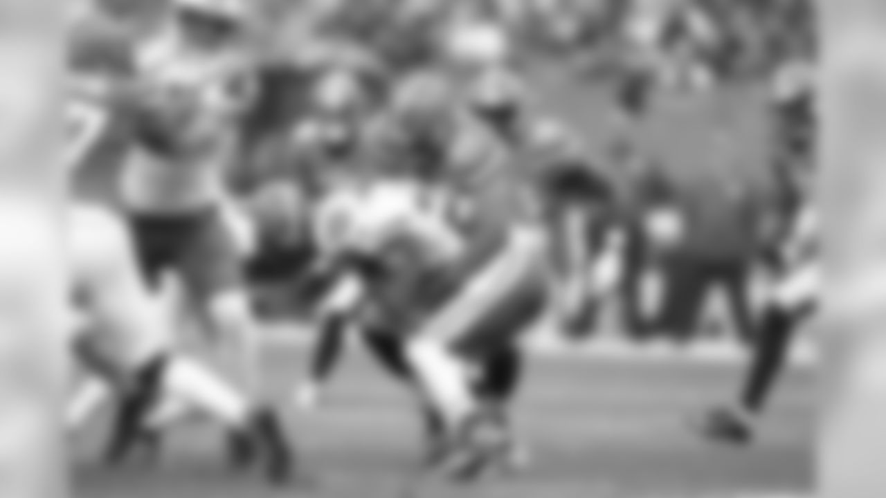 LB Emmanuel Ogbah tackles New York Jets RB Matt Forté.
