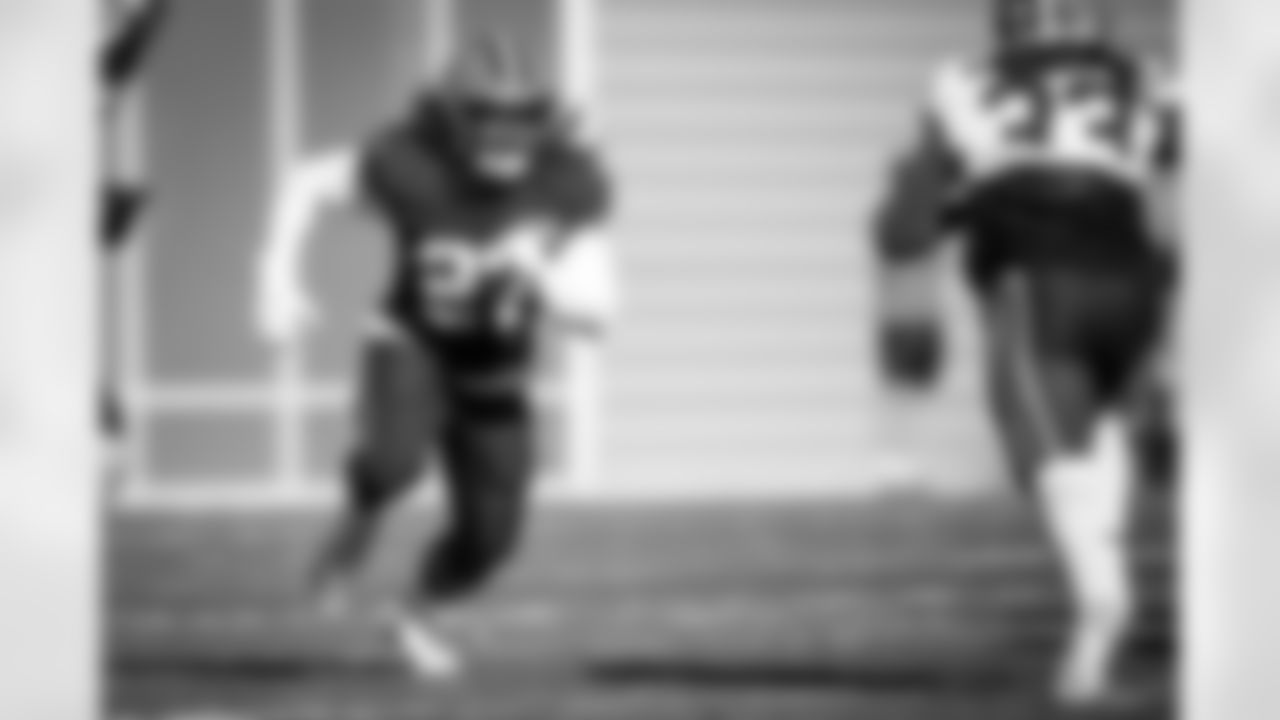 Running back Kareem Hunt (27) during practice at CrossCountry Mortgage Campus on November 9, 2022.