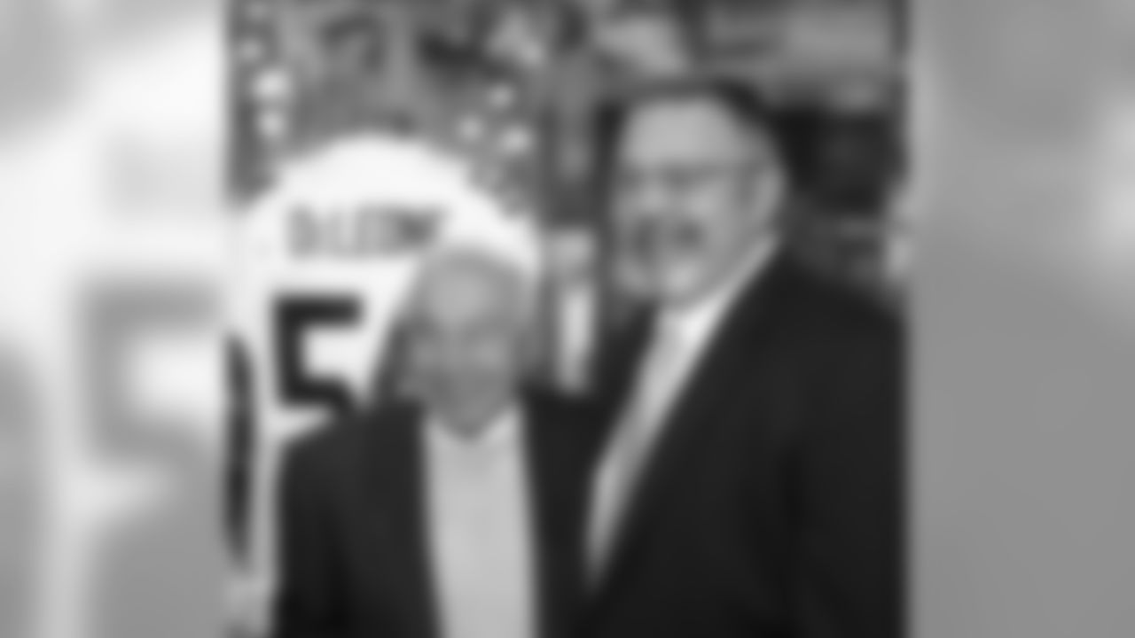 Cleveland Browns elected Tom DeLeone and Vince Costello to the 2011 Legends Class.